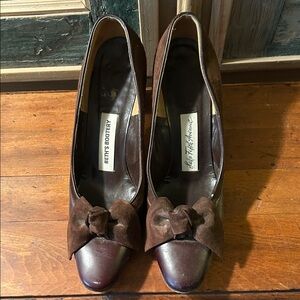 Vintage Beth’s Bootery Saks Fifth Avenue Brown Suede Leather Heels with Bow 8.5